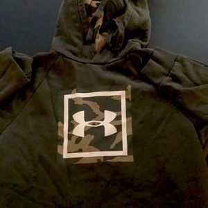 Green under armor sweat shirt